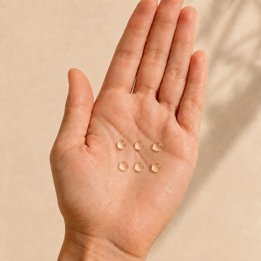 Mano con seis gotas de sérum